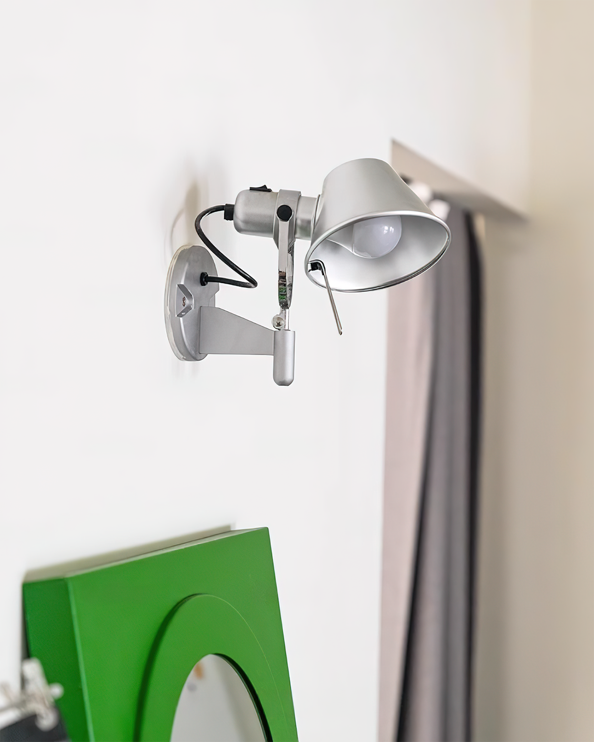 Wandleuchte Metallkörper konischer Lampenschirm verstellbar modern minimalistisch