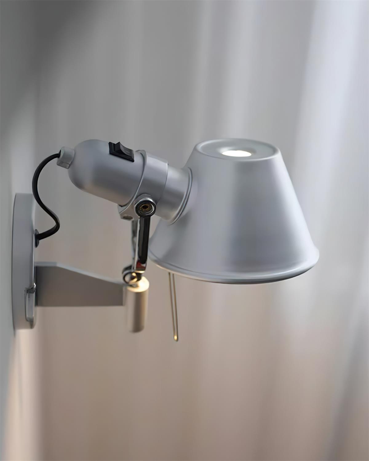 Wandleuchte Metallkörper konischer Lampenschirm verstellbar modern minimalistisch