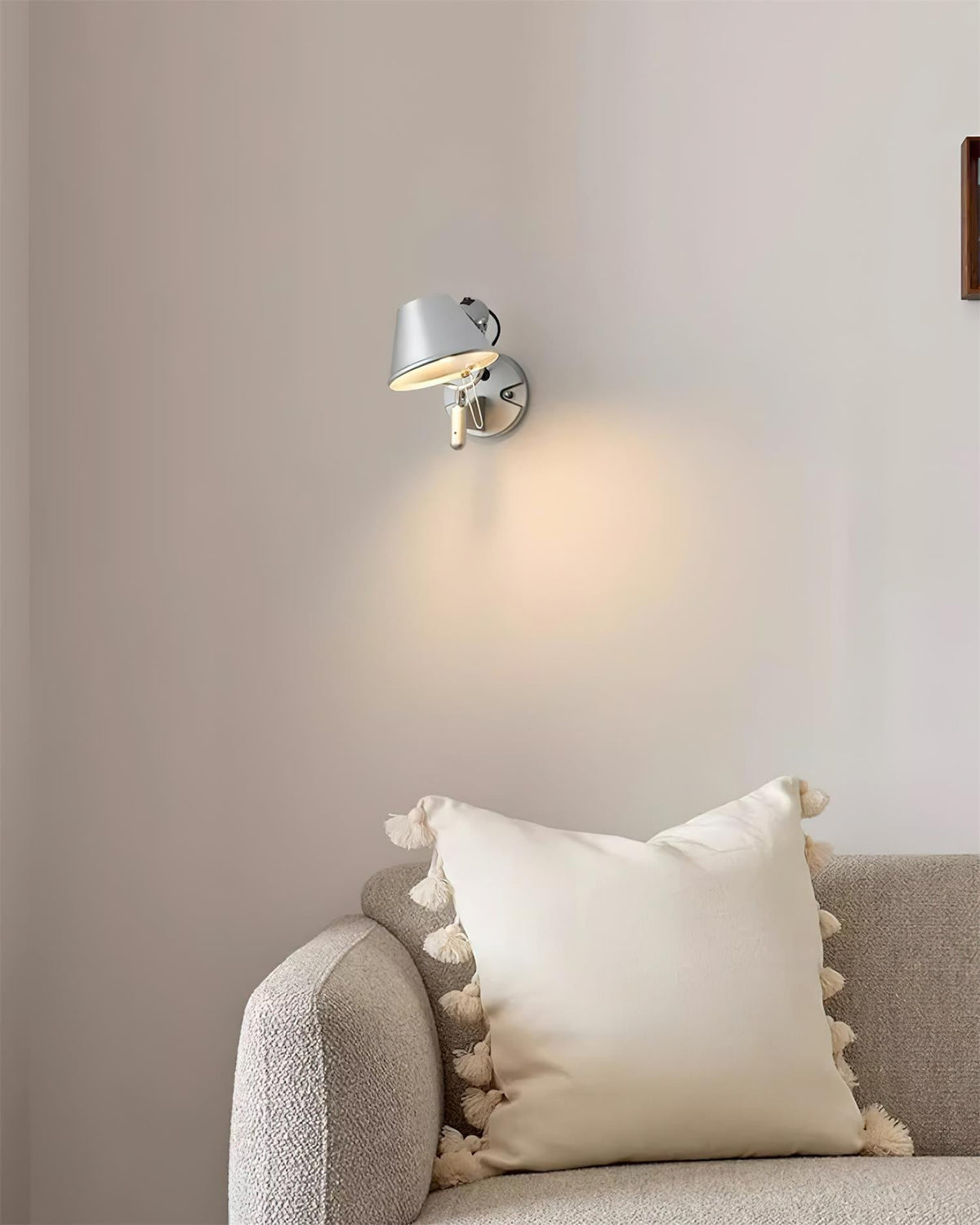 Wandleuchte Metallkörper konischer Lampenschirm verstellbar modern minimalistisch