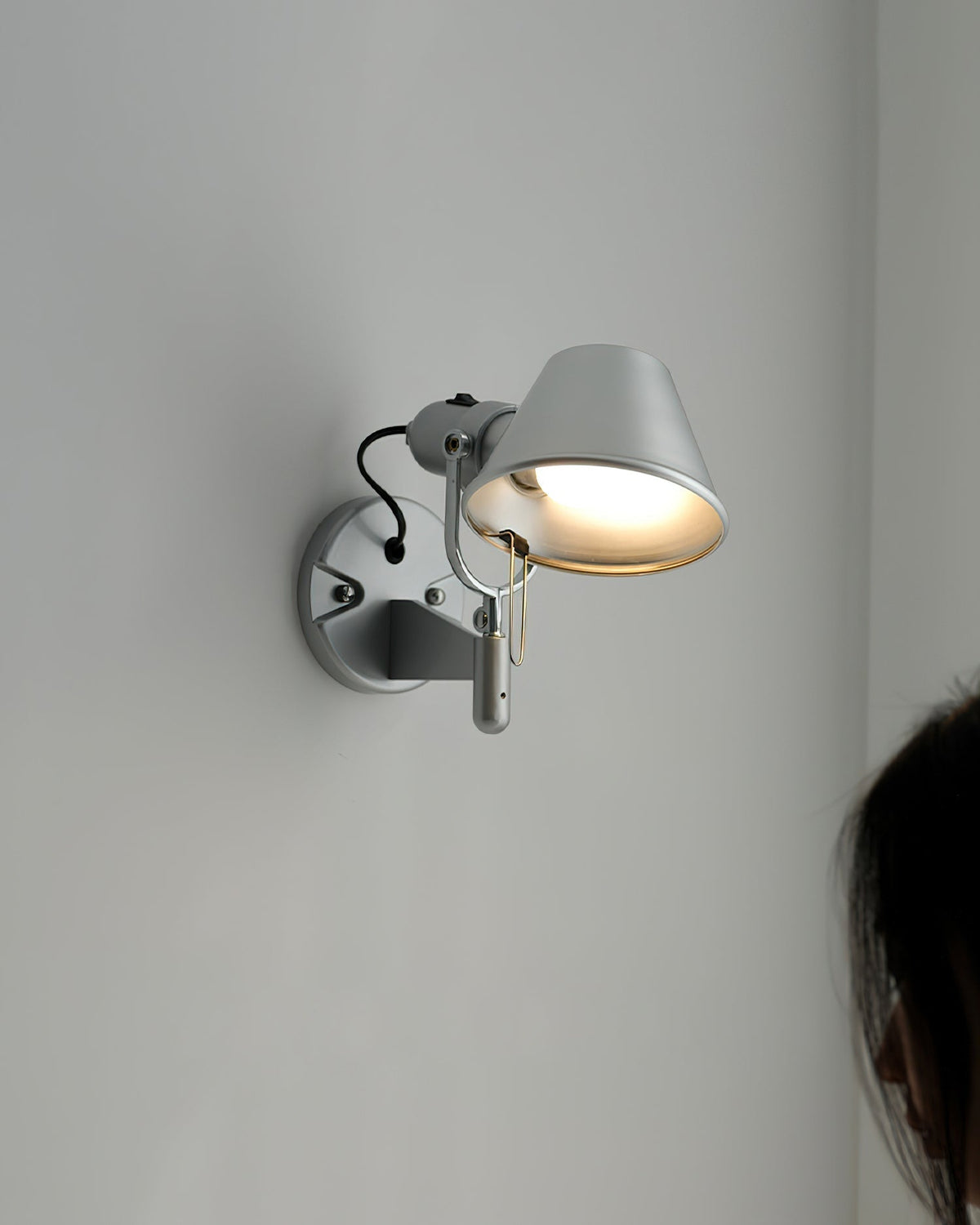 Wandleuchte Metallkörper konischer Lampenschirm verstellbar modern minimalistisch