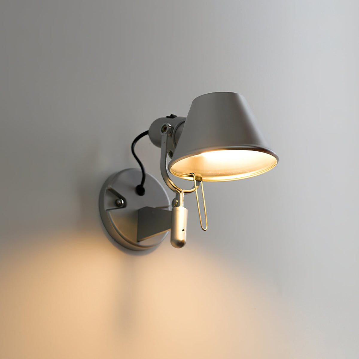 Wandleuchte Metallkörper konischer Lampenschirm verstellbar modern minimalistisch