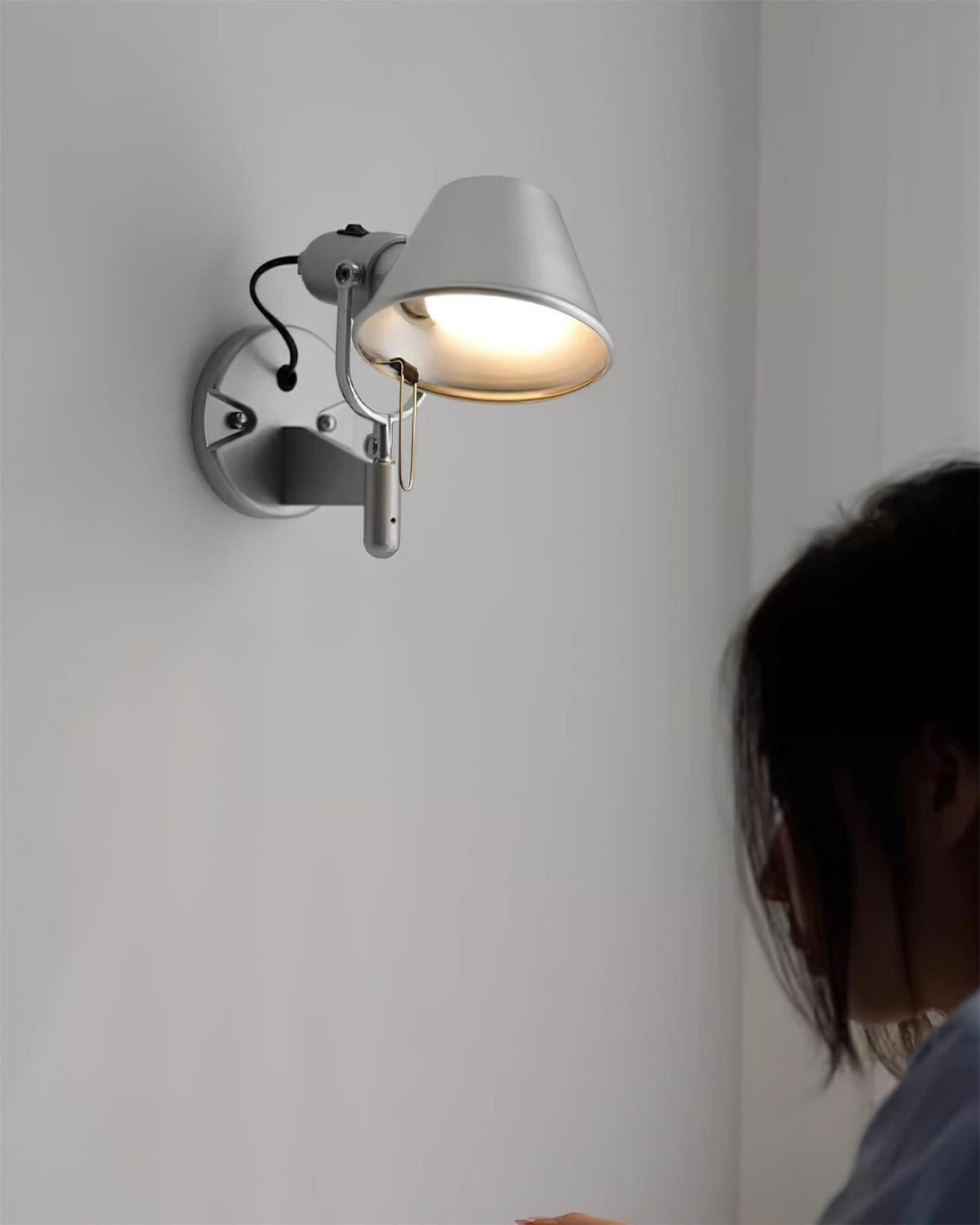 Wandleuchte Metallkörper konischer Lampenschirm verstellbar modern minimalistisch