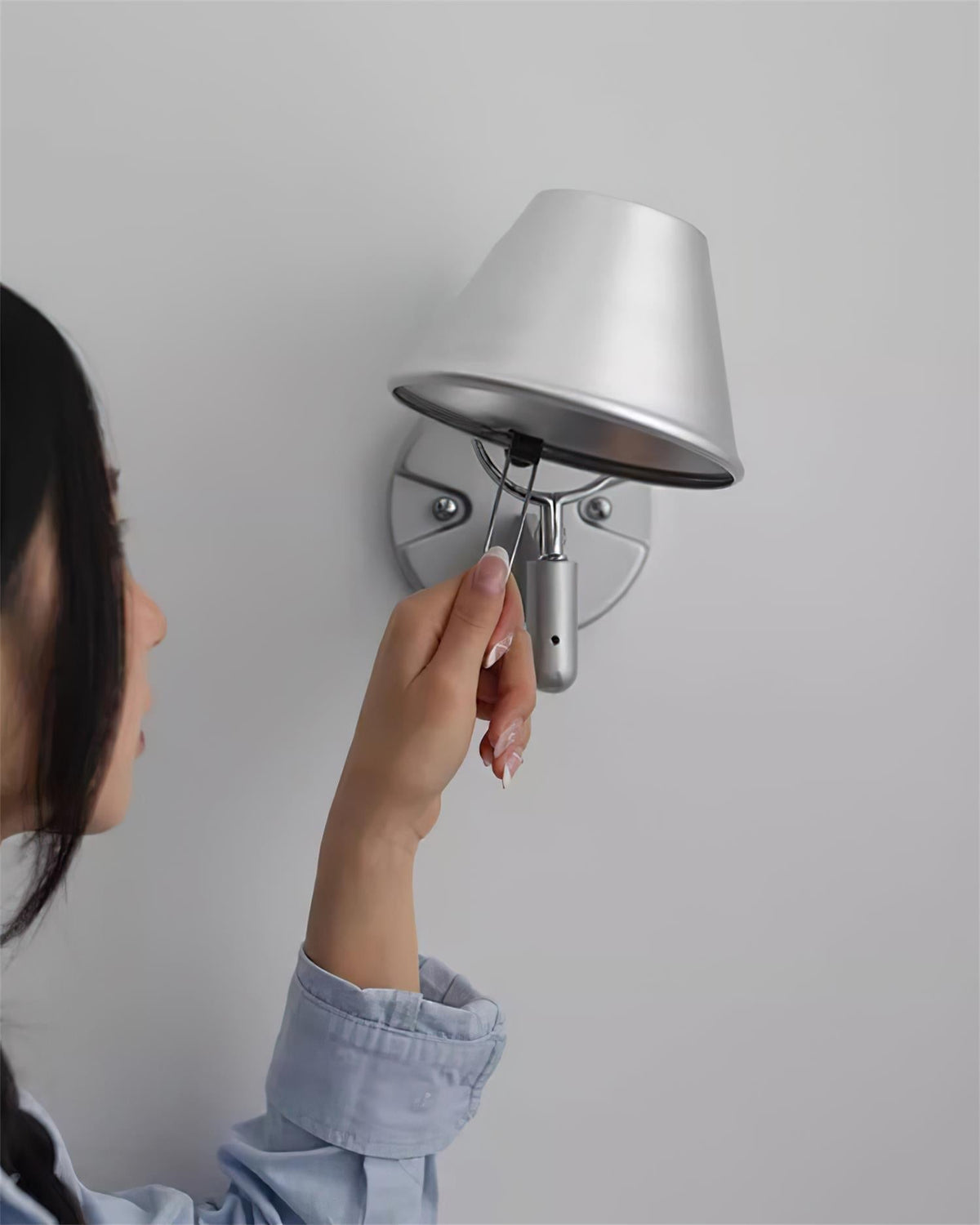 Wandleuchte Metallkörper konischer Lampenschirm verstellbar modern minimalistisch