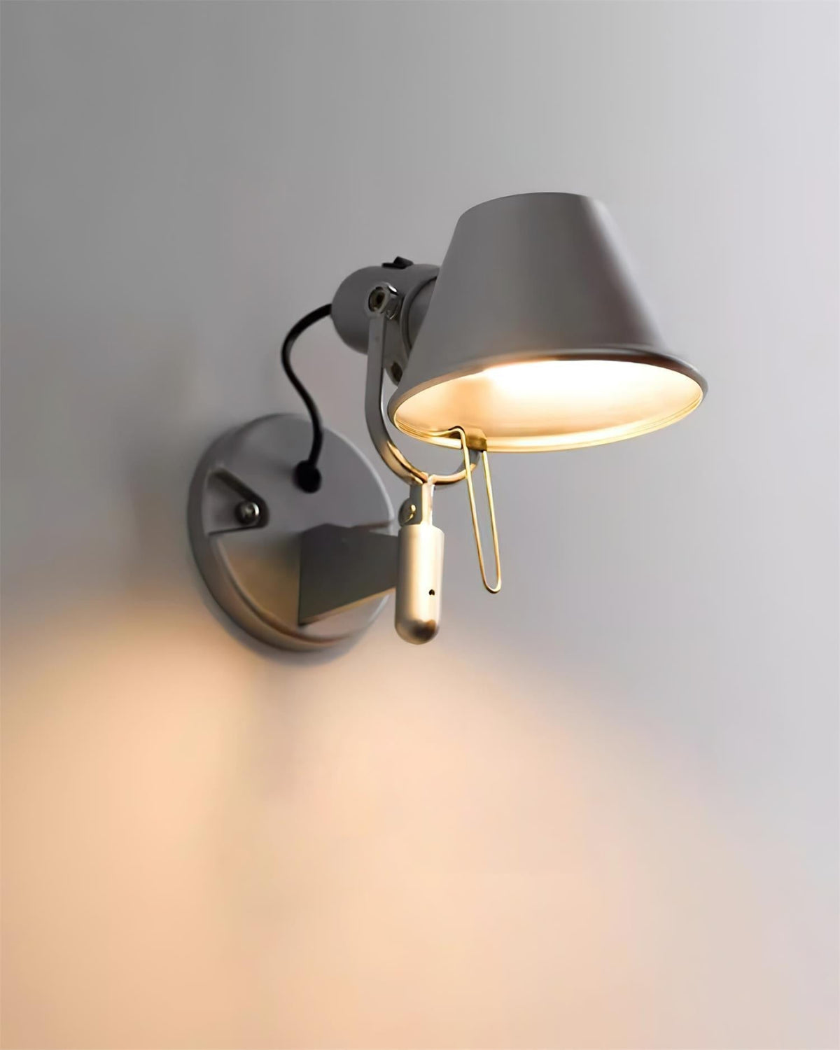 Wandleuchte Metallkörper konischer Lampenschirm verstellbar modern minimalistisch