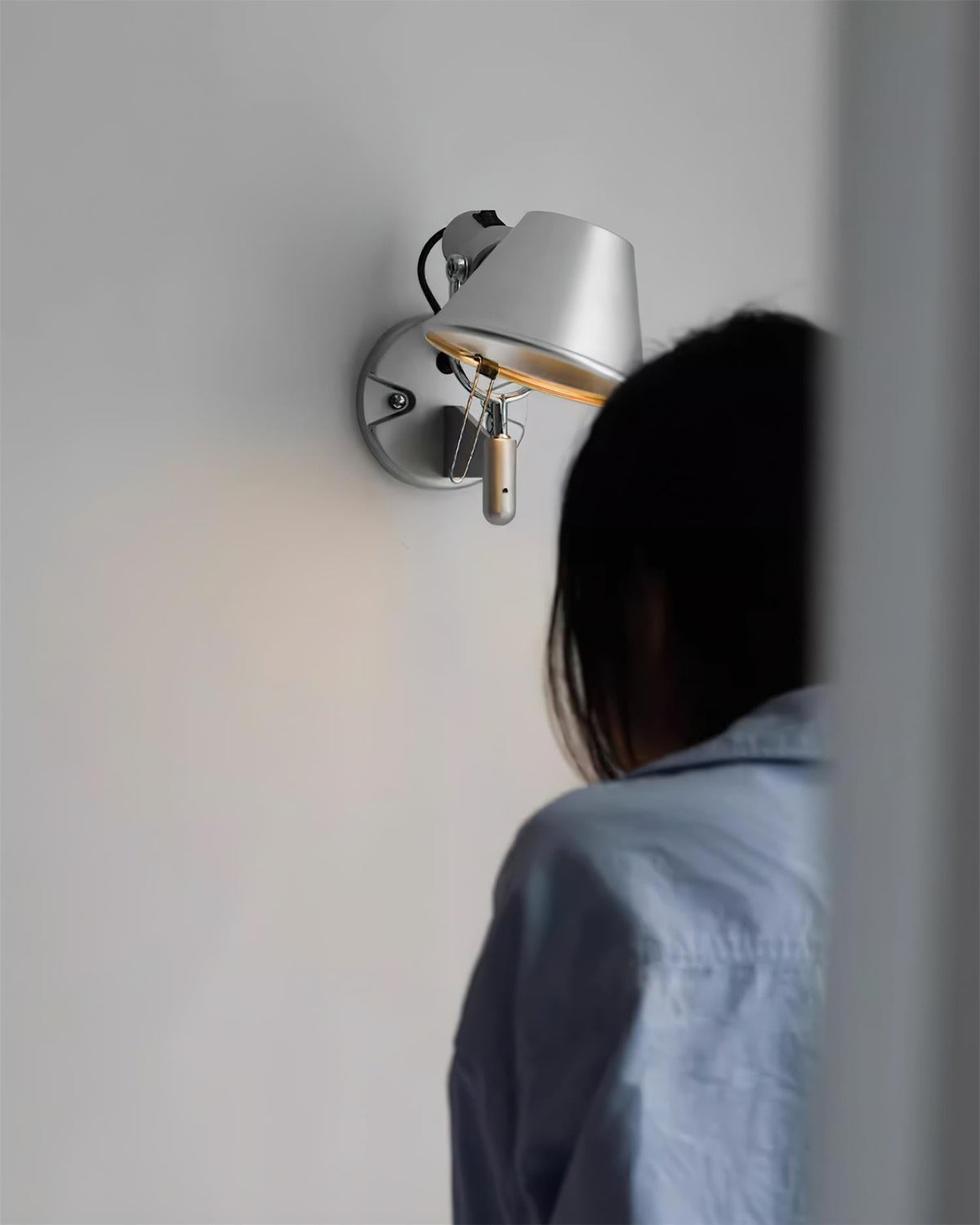 Wandleuchte Metallkörper konischer Lampenschirm verstellbar modern minimalistisch