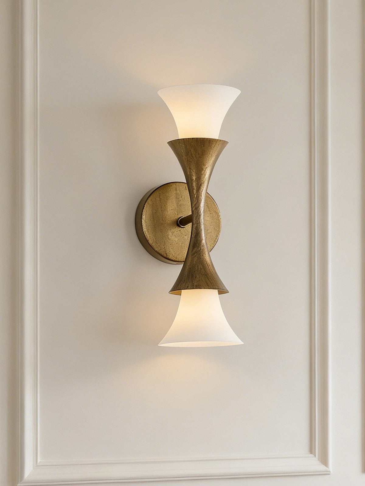 Solalette Messing Doppelkegel-Wandleuchte