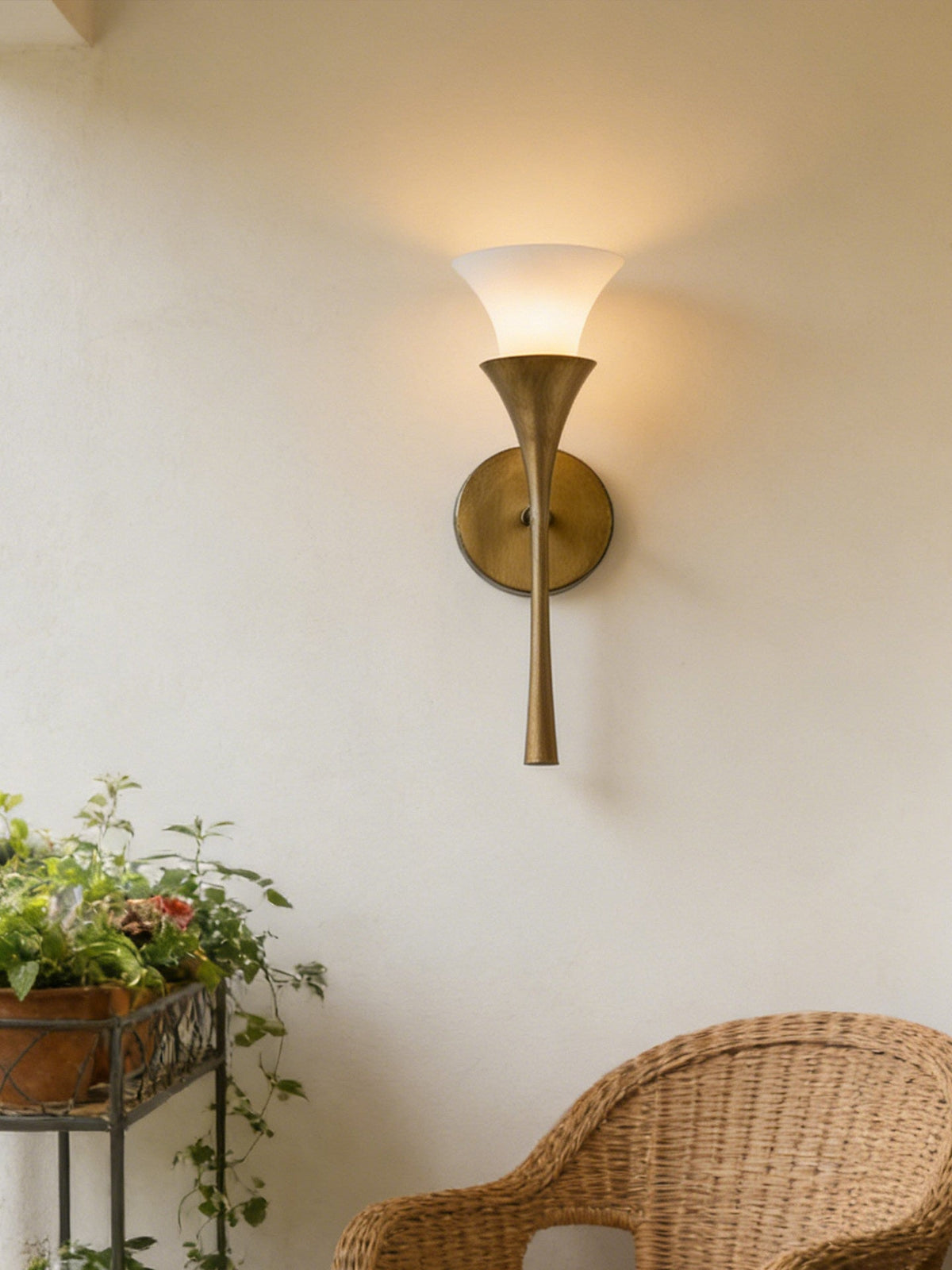 Solalette Messing Doppelkegel-Wandleuchte