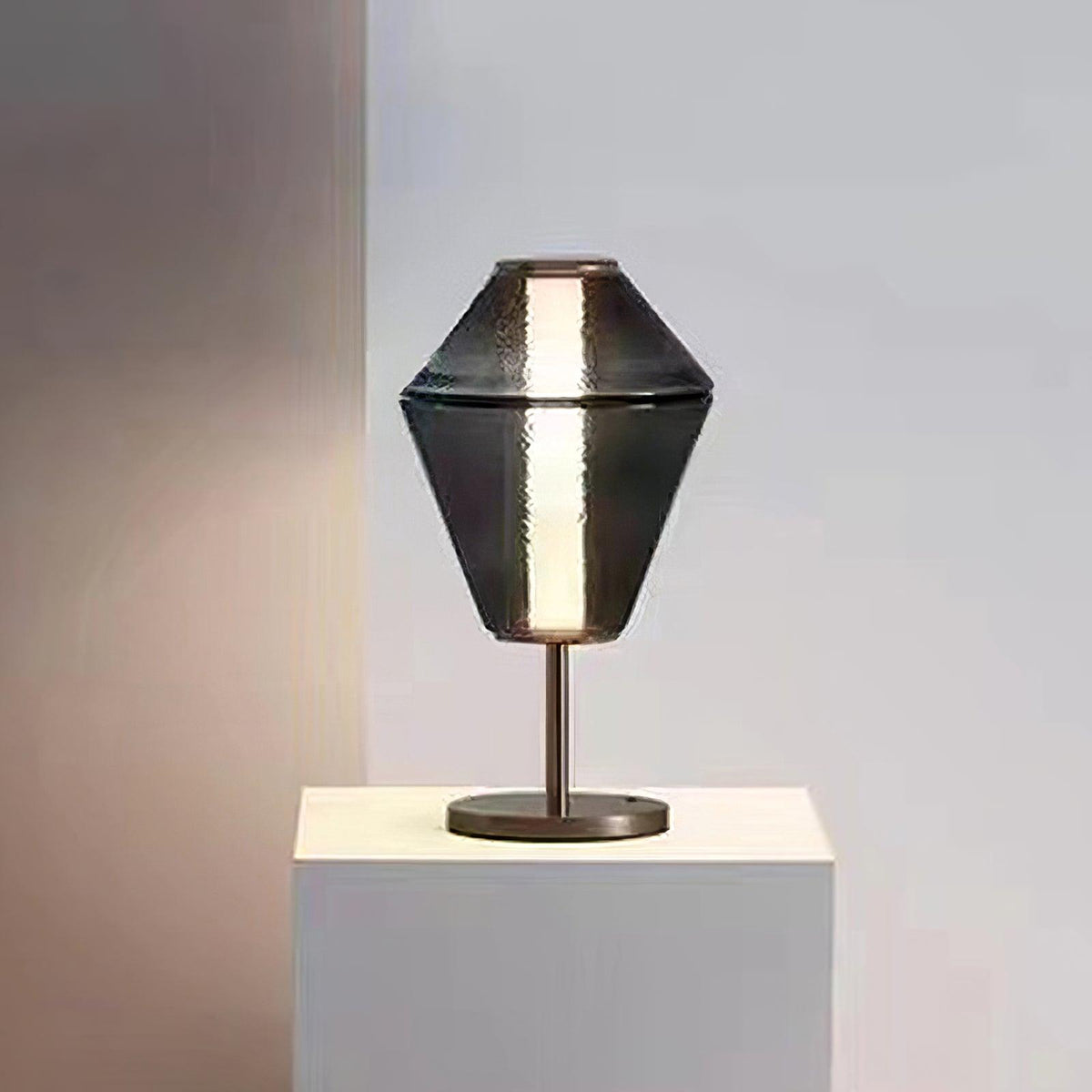 Noraiella moderne Tischleuchte
