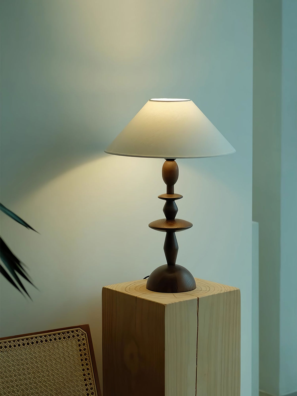 Halenir Tischleuchte aus Holz und Stoff