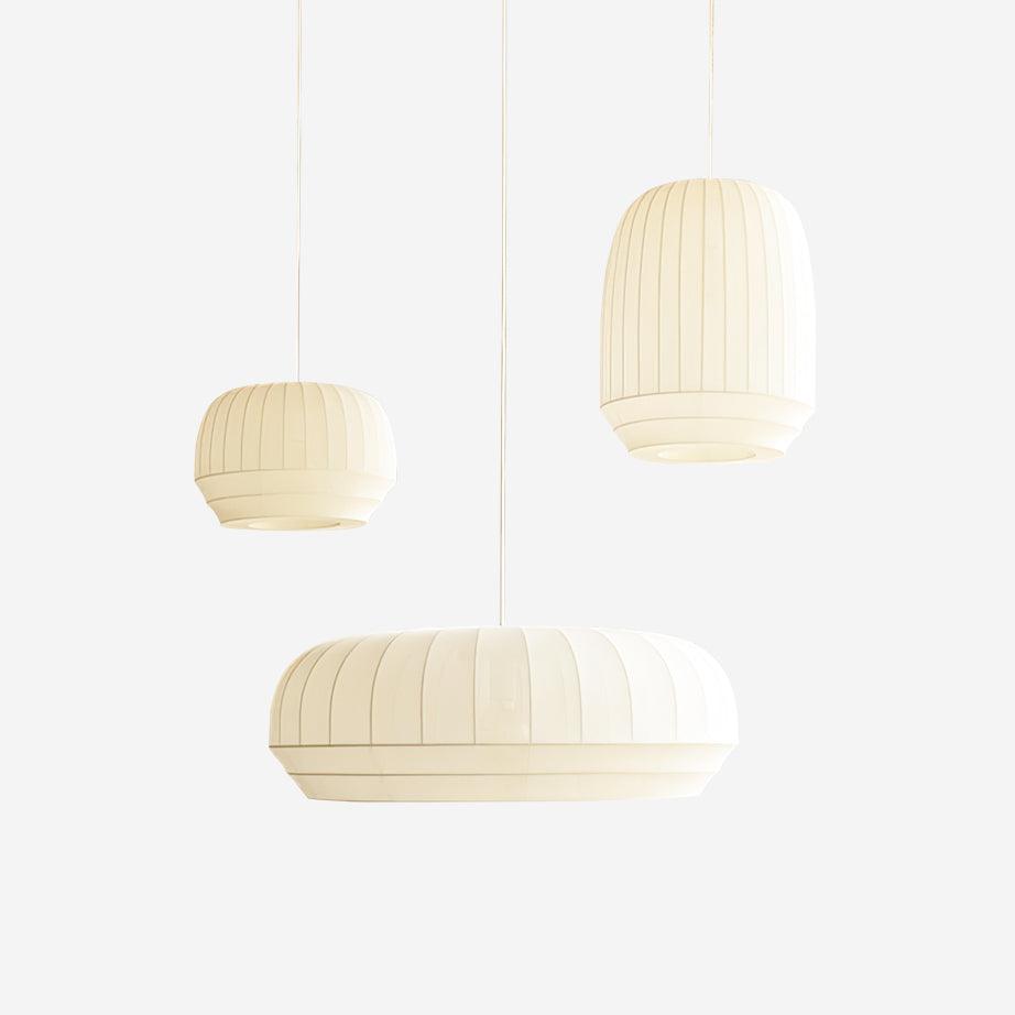 Taro Pendelleuchte mit weißem Seidenstoffschirm und vertikalen Linien im sanft-modernen minimalistischen Stil