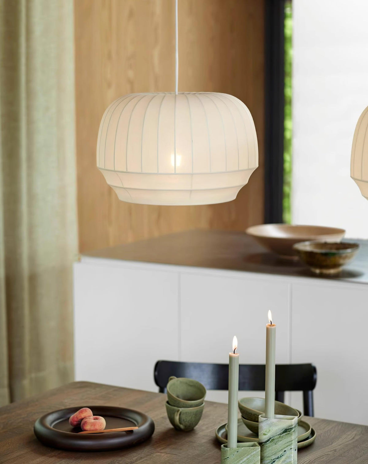 Taro Pendelleuchte mit weißem Seidenstoffschirm und vertikalen Linien im sanft-modernen minimalistischen Stil