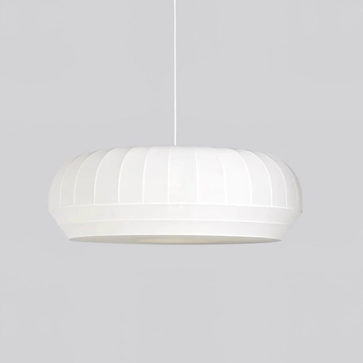 Taro Pendelleuchte mit weißem Seidenstoffschirm und vertikalen Linien im sanft-modernen minimalistischen Stil