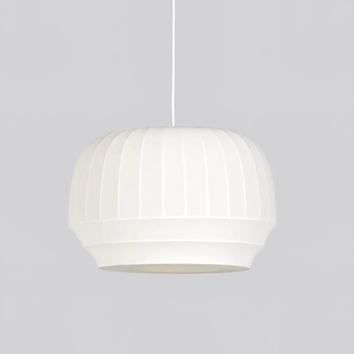 Taro Pendelleuchte mit weißem Seidenstoffschirm und vertikalen Linien im sanft-modernen minimalistischen Stil