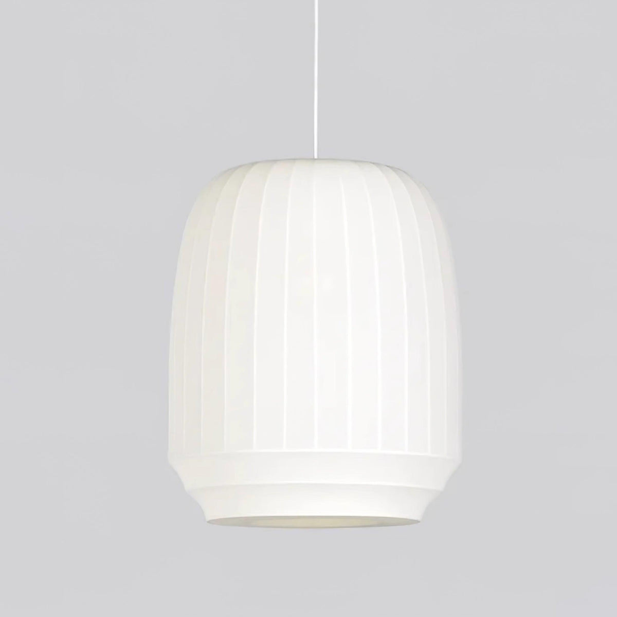Taro Pendelleuchte mit weißem Seidenstoffschirm und vertikalen Linien im sanft-modernen minimalistischen Stil