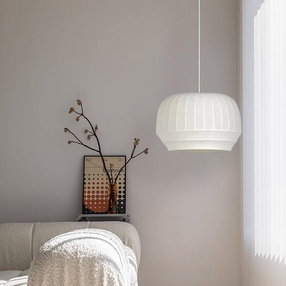 Taro Pendelleuchte mit weißem Seidenstoffschirm und vertikalen Linien im sanft-modernen minimalistischen Stil