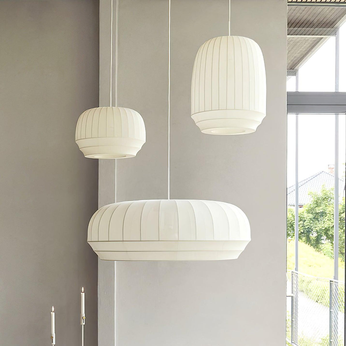 Taro Pendelleuchte mit weißem Seidenstoffschirm und vertikalen Linien im sanft-modernen minimalistischen Stil