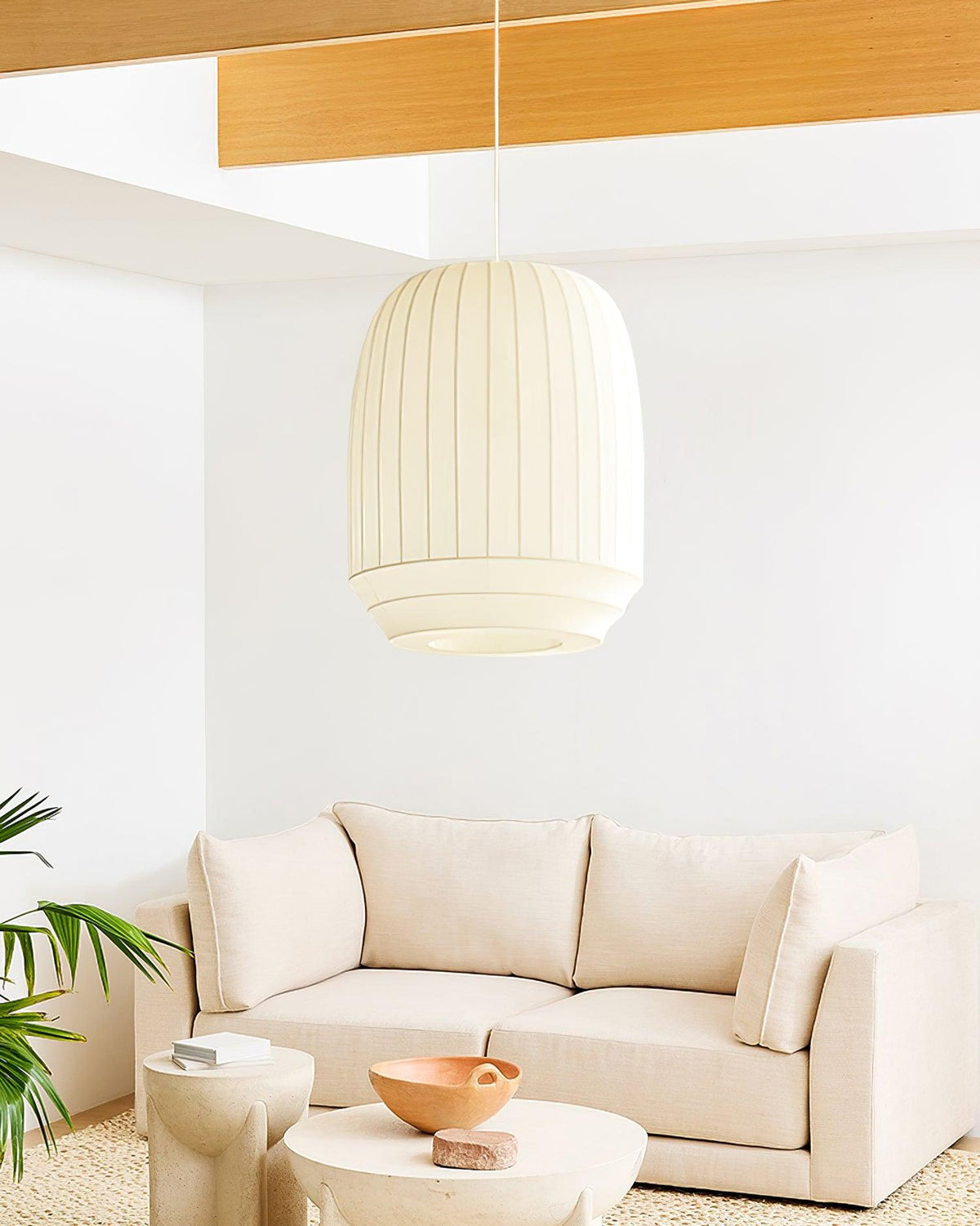 Taro Pendelleuchte mit weißem Seidenstoffschirm und vertikalen Linien im sanft-modernen minimalistischen Stil