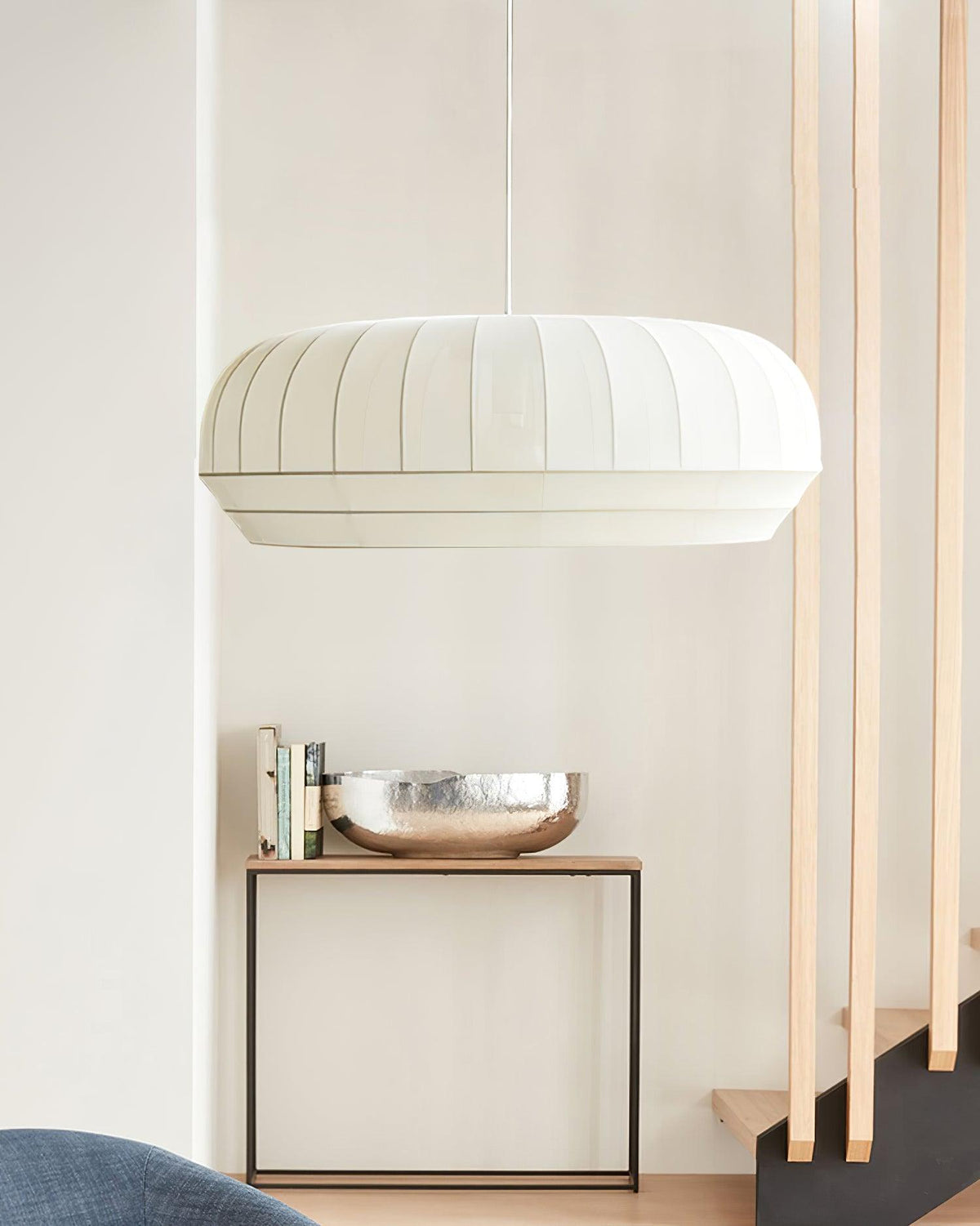 Taro Pendelleuchte mit weißem Seidenstoffschirm und vertikalen Linien im sanft-modernen minimalistischen Stil