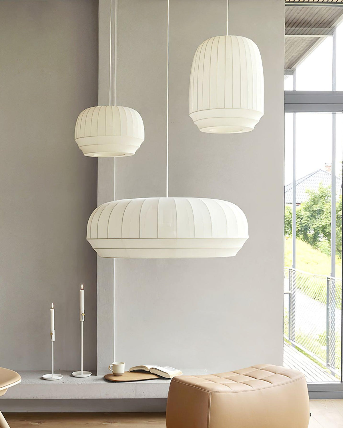 Taro Pendelleuchte mit weißem Seidenstoffschirm und vertikalen Linien im sanft-modernen minimalistischen Stil