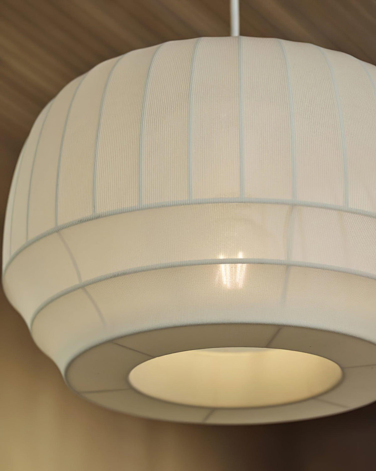 Taro Pendelleuchte mit weißem Seidenstoffschirm und vertikalen Linien im sanft-modernen minimalistischen Stil