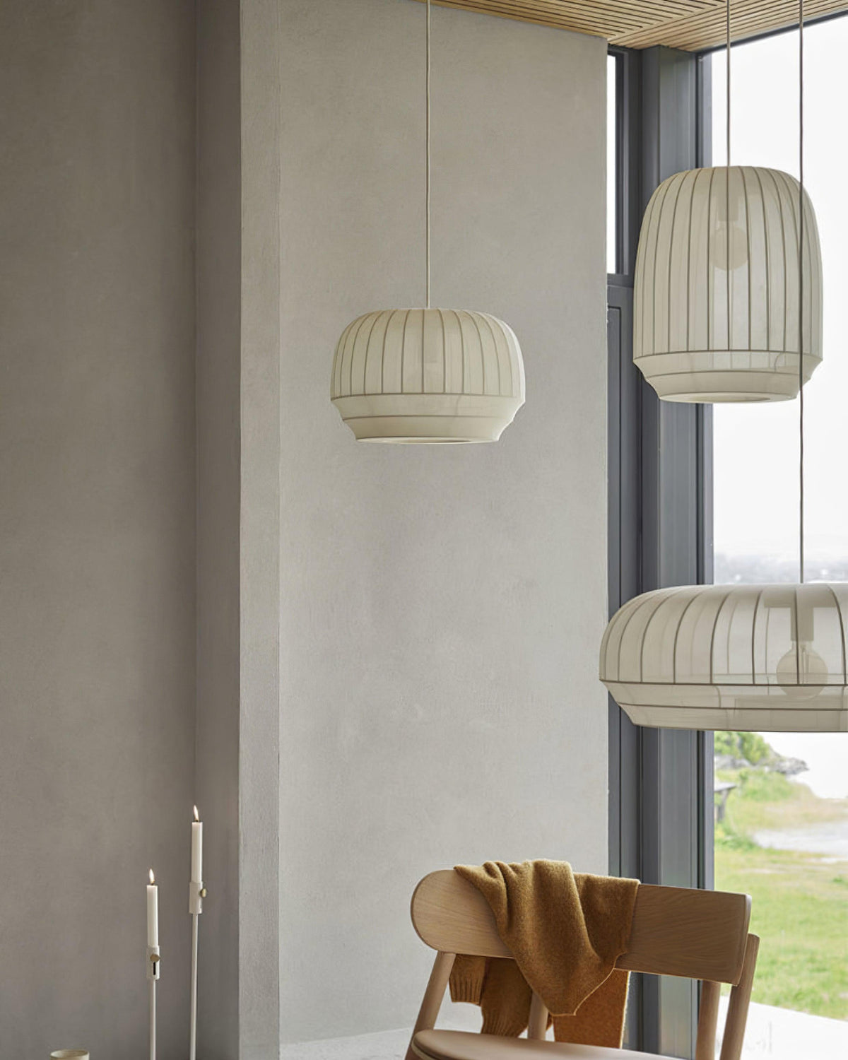 Taro Pendelleuchte mit weißem Seidenstoffschirm und vertikalen Linien im sanft-modernen minimalistischen Stil