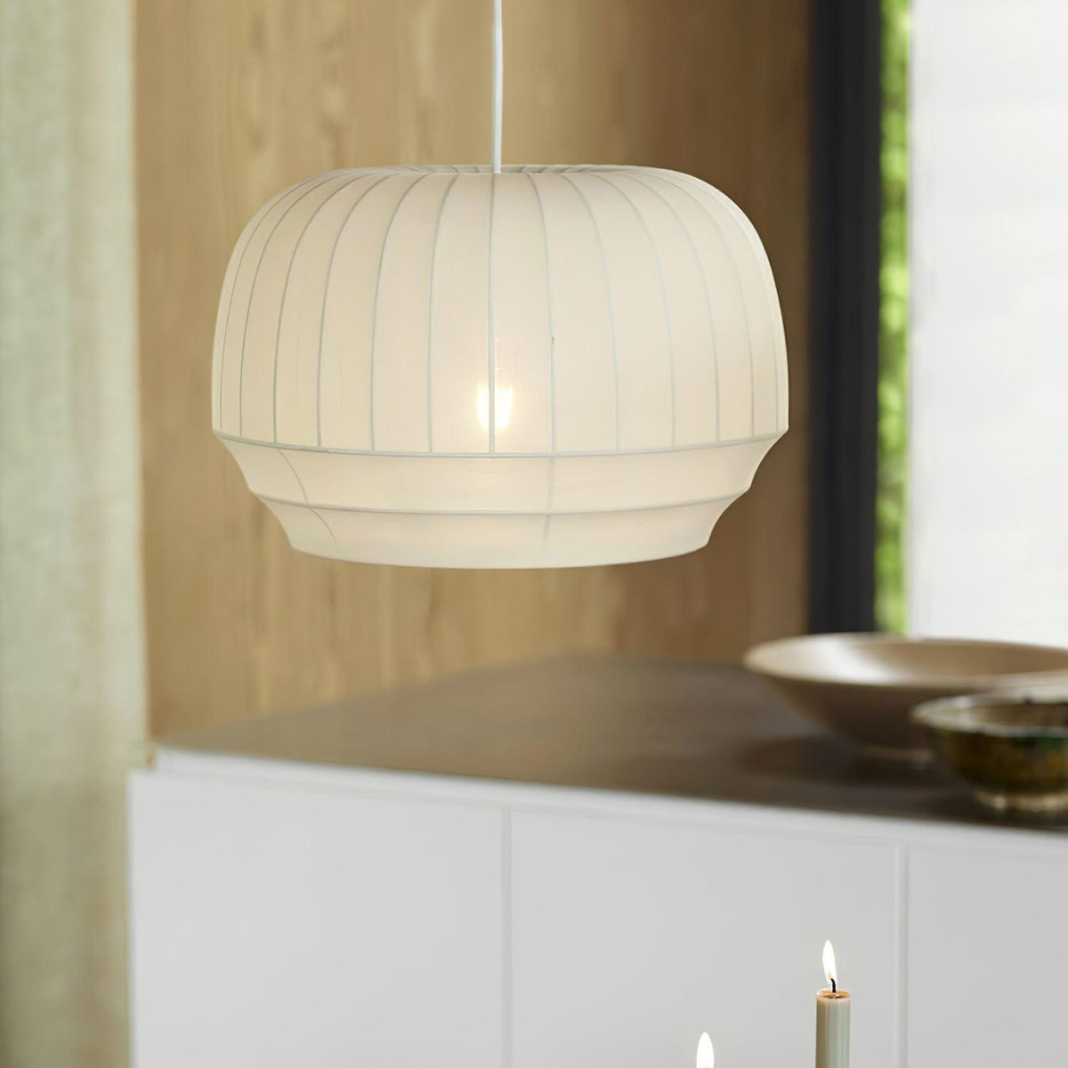 Taro Pendelleuchte mit weißem Seidenstoffschirm und vertikalen Linien im sanft-modernen minimalistischen Stil