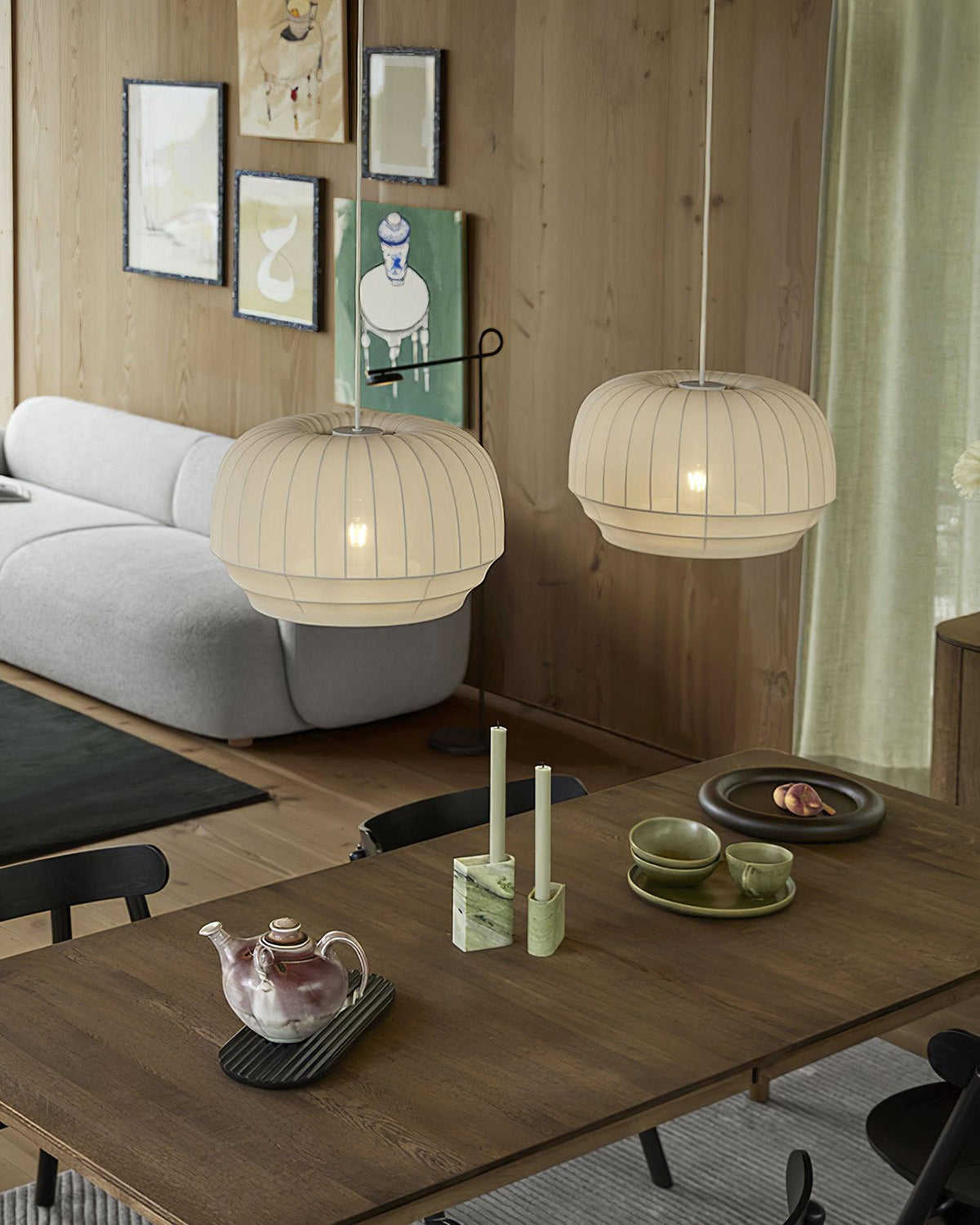 Taro Pendelleuchte mit weißem Seidenstoffschirm und vertikalen Linien im sanft-modernen minimalistischen Stil