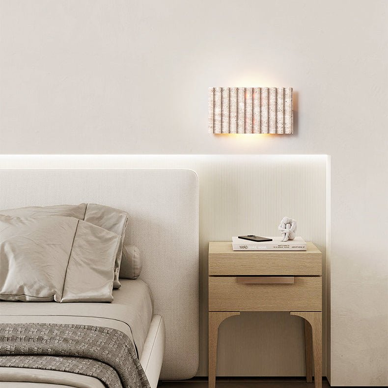 Noriora Travertin-Wandleuchte mit geripptem Design