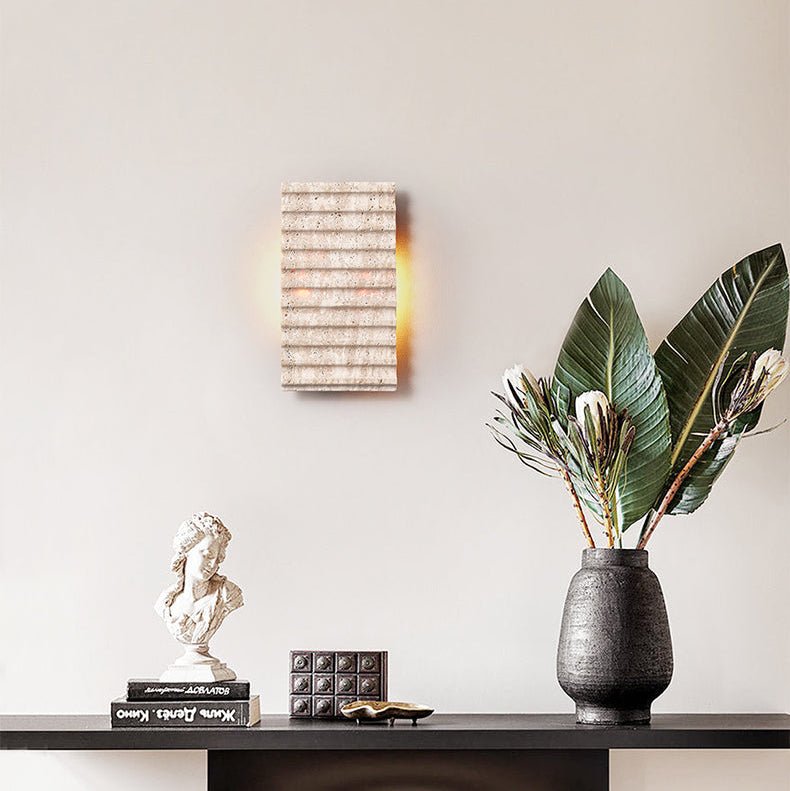 Noriora Travertin-Wandleuchte mit geripptem Design