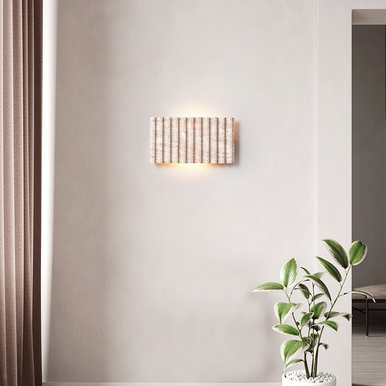 Noriora Travertin-Wandleuchte mit geripptem Design