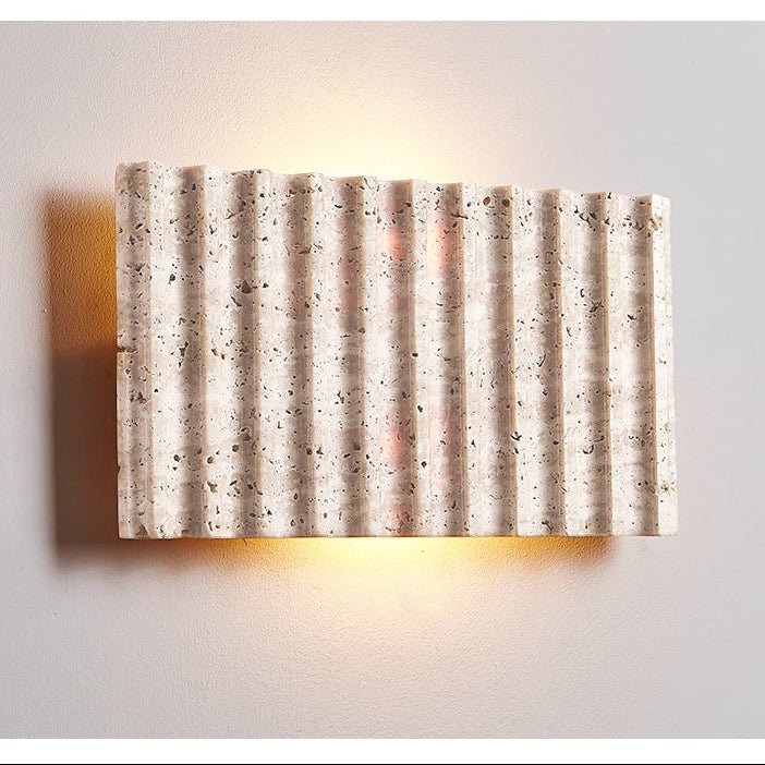 Noriora Travertin-Wandleuchte mit geripptem Design