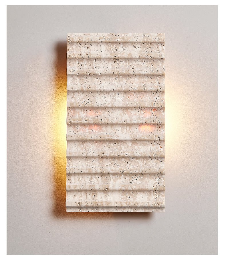 Noriora Travertin-Wandleuchte mit geripptem Design