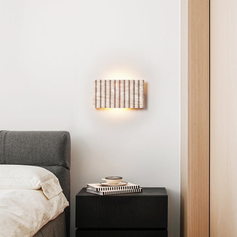 Noriora Travertin-Wandleuchte mit geripptem Design