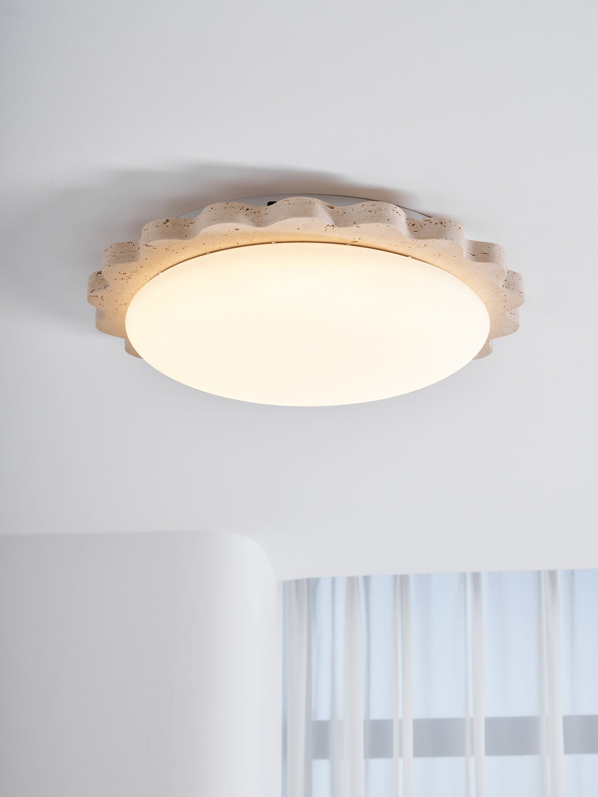 Crestwood Travertine Deckenleuchte mit geschwungener Kante