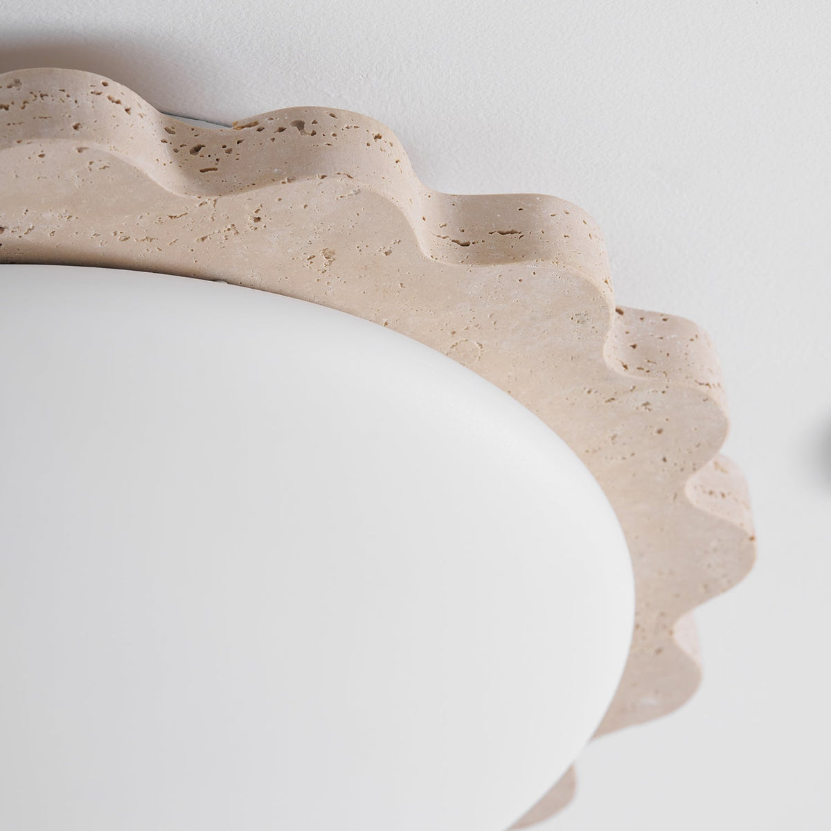 Crestwood Travertine Deckenleuchte mit geschwungener Kante