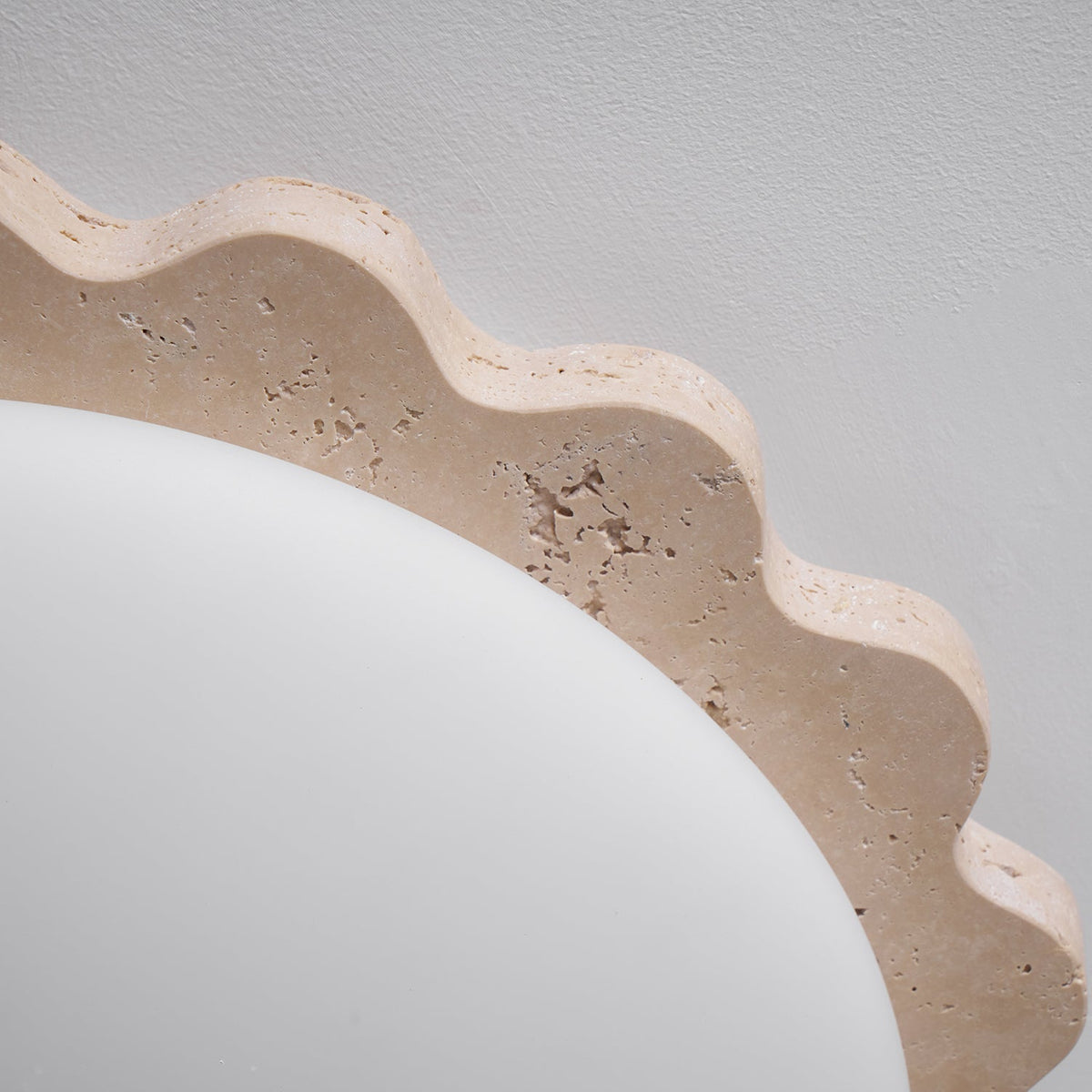 Crestwood Travertine Deckenleuchte mit geschwungener Kante
