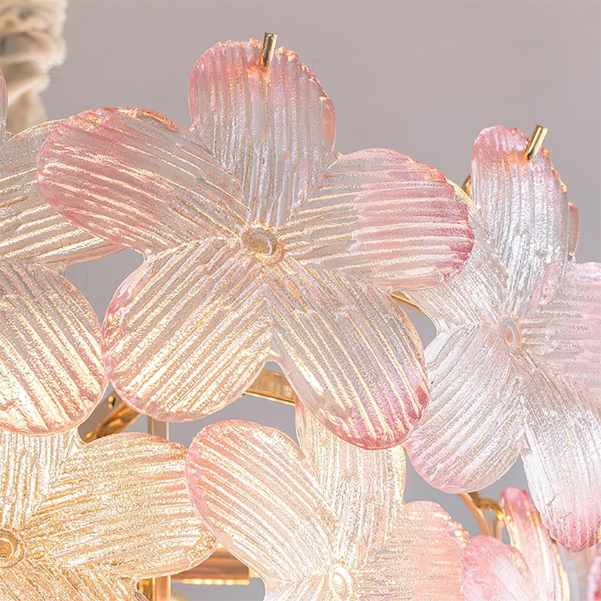 Cavine Kronleuchter aus rosa Glas in Blumenform