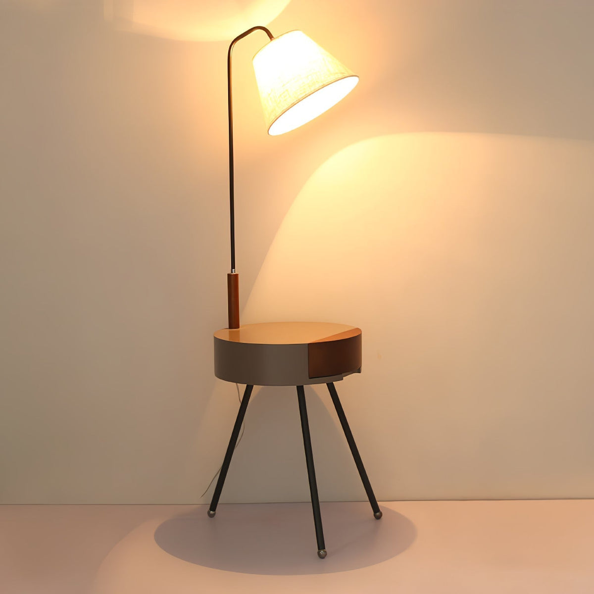Lumo Tripod-Stehleuchte aus Stoff