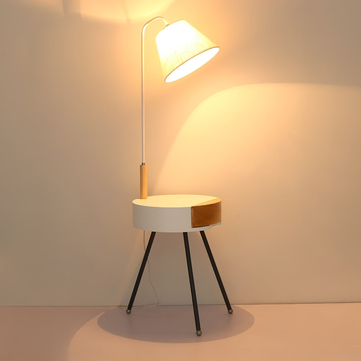 Lumo Tripod-Stehleuchte aus Stoff