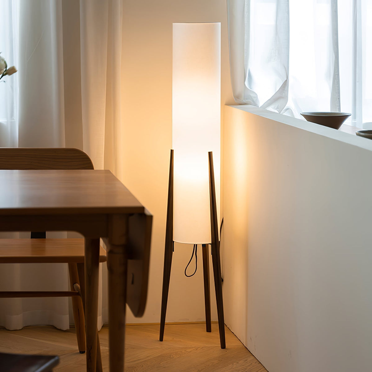Triluxe Stehleuchte aus Holz und Stoff im modernen Stil