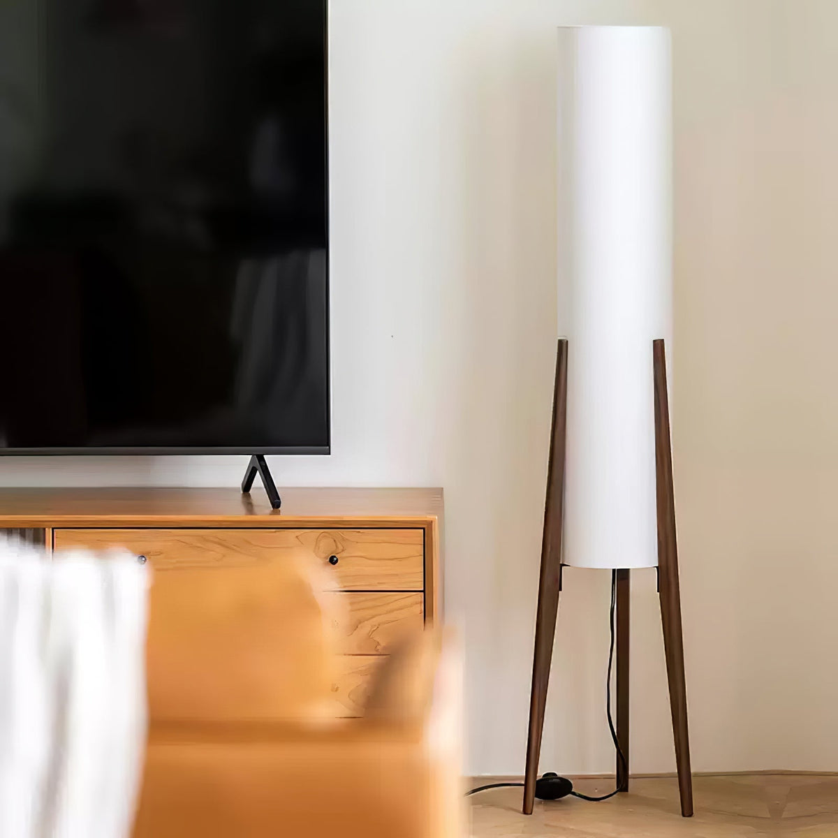 Triluxe Stehleuchte aus Holz und Stoff im modernen Stil