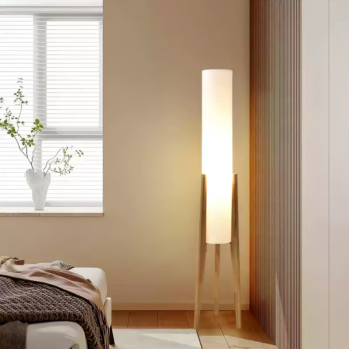 Triluxe Stehleuchte aus Holz und Stoff im modernen Stil