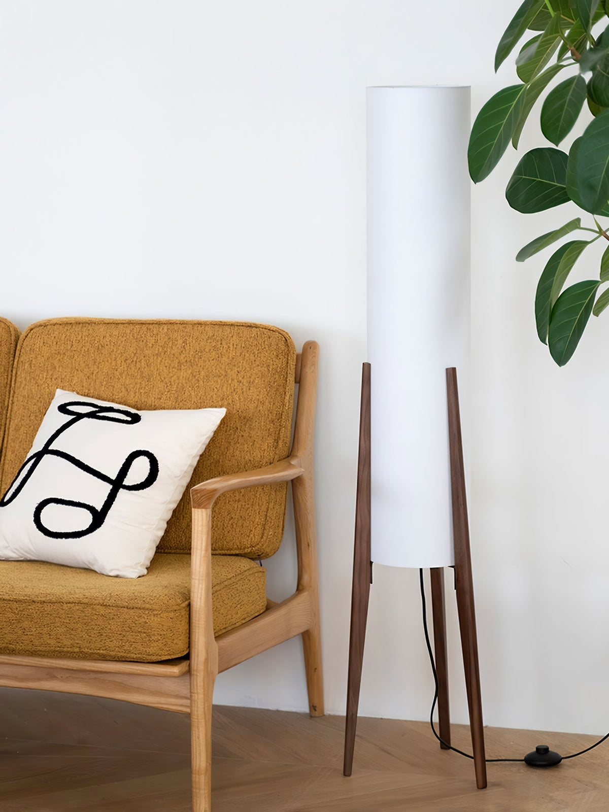 Triluxe Stehleuchte aus Holz und Stoff im modernen Stil