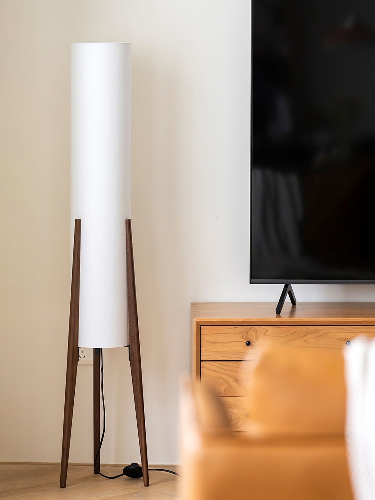 Triluxe Stehleuchte aus Holz und Stoff im modernen Stil