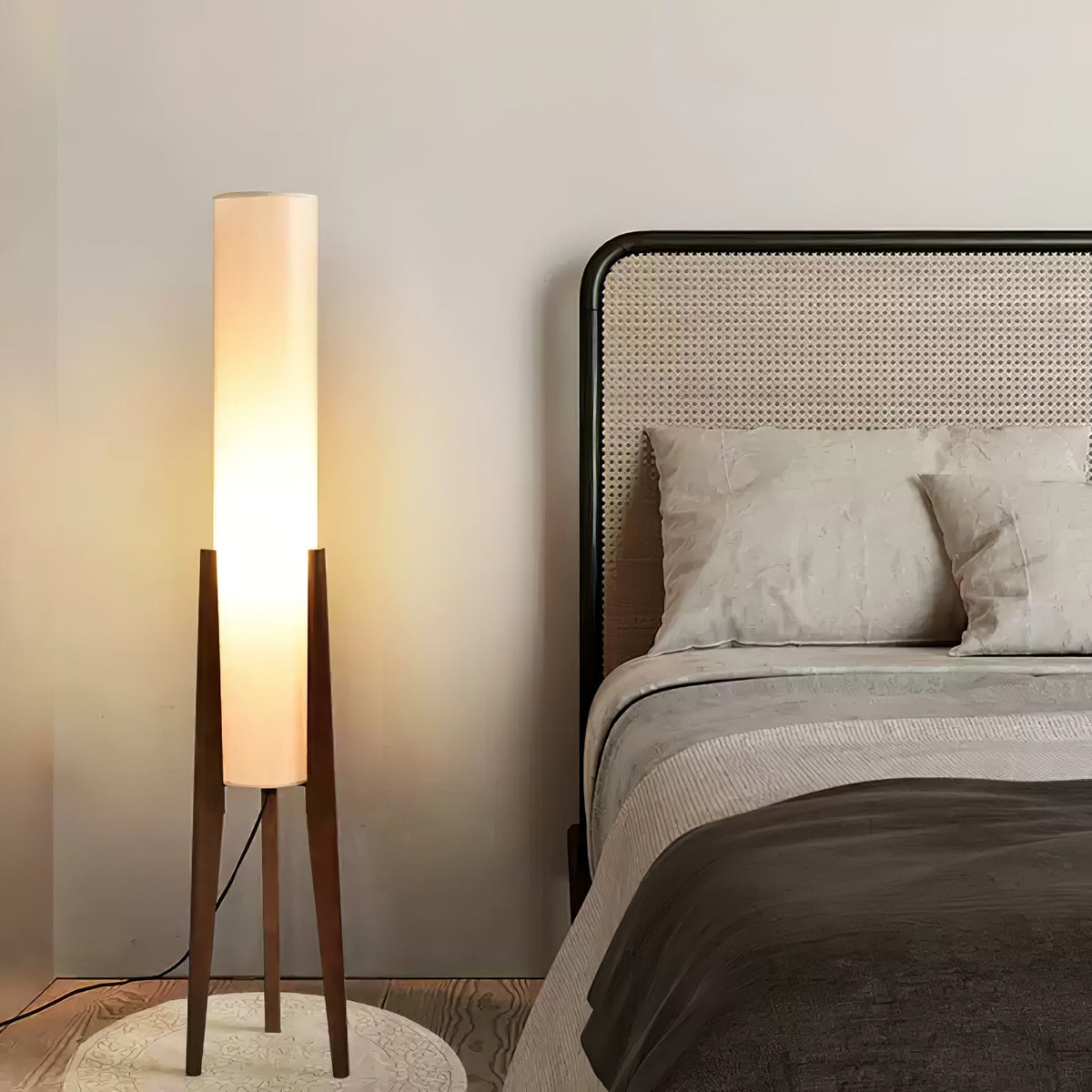 Triluxe Stehleuchte aus Holz und Stoff im modernen Stil