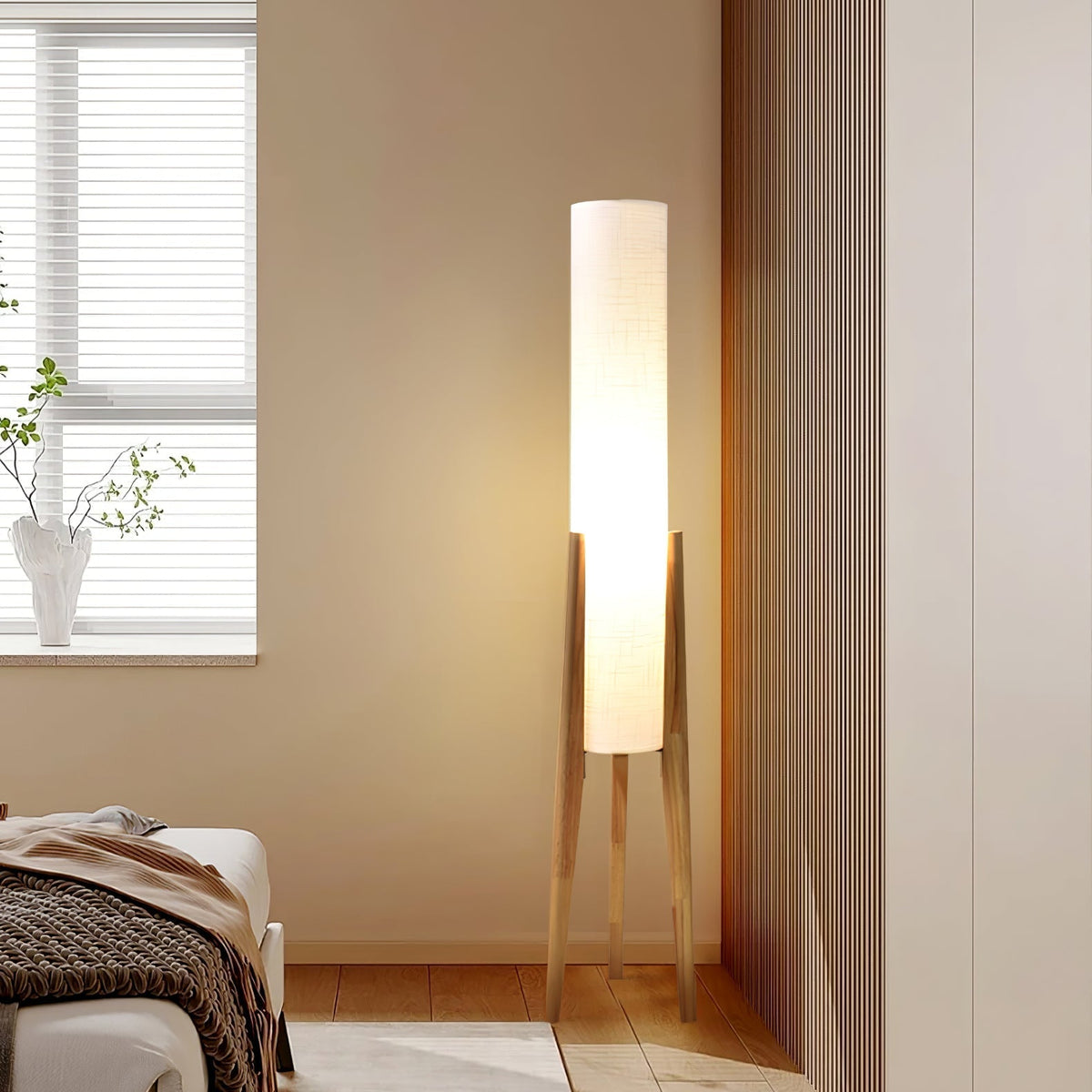 Triluxe Stehleuchte aus Holz und Stoff im modernen Stil