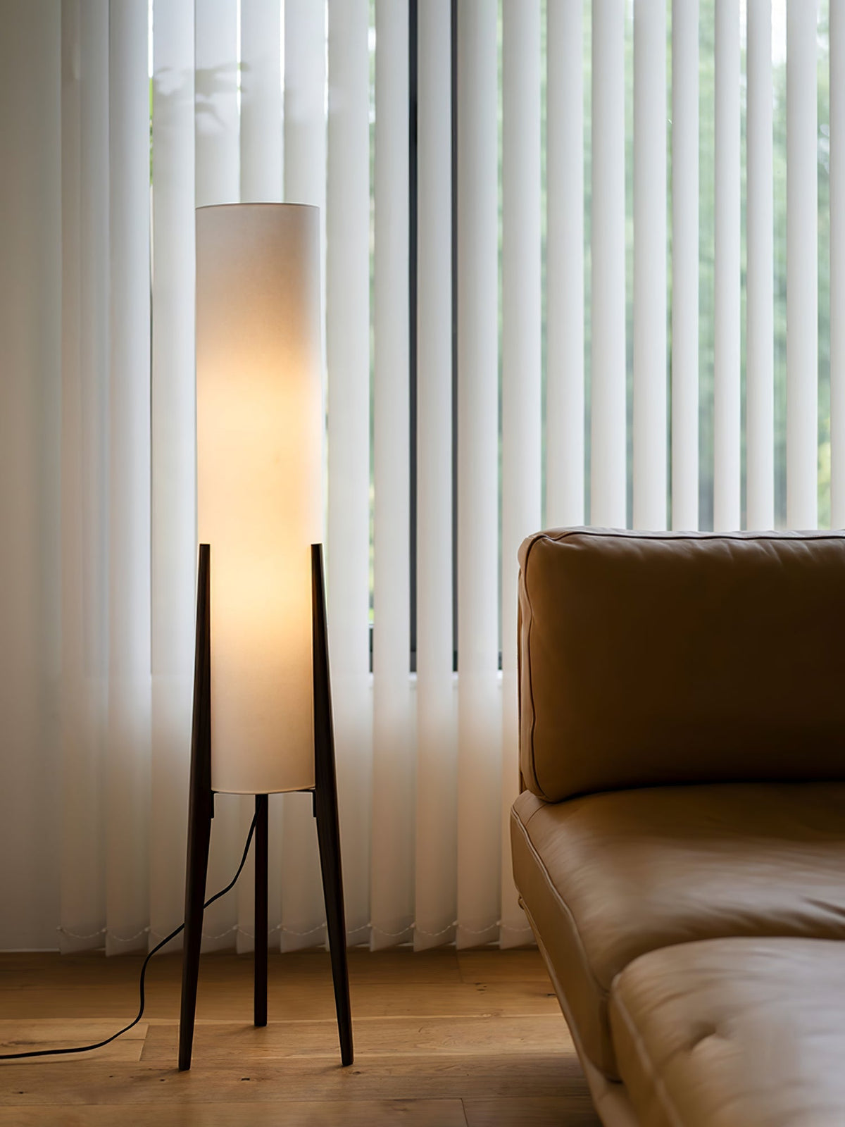 Triluxe Stehleuchte aus Holz und Stoff im modernen Stil