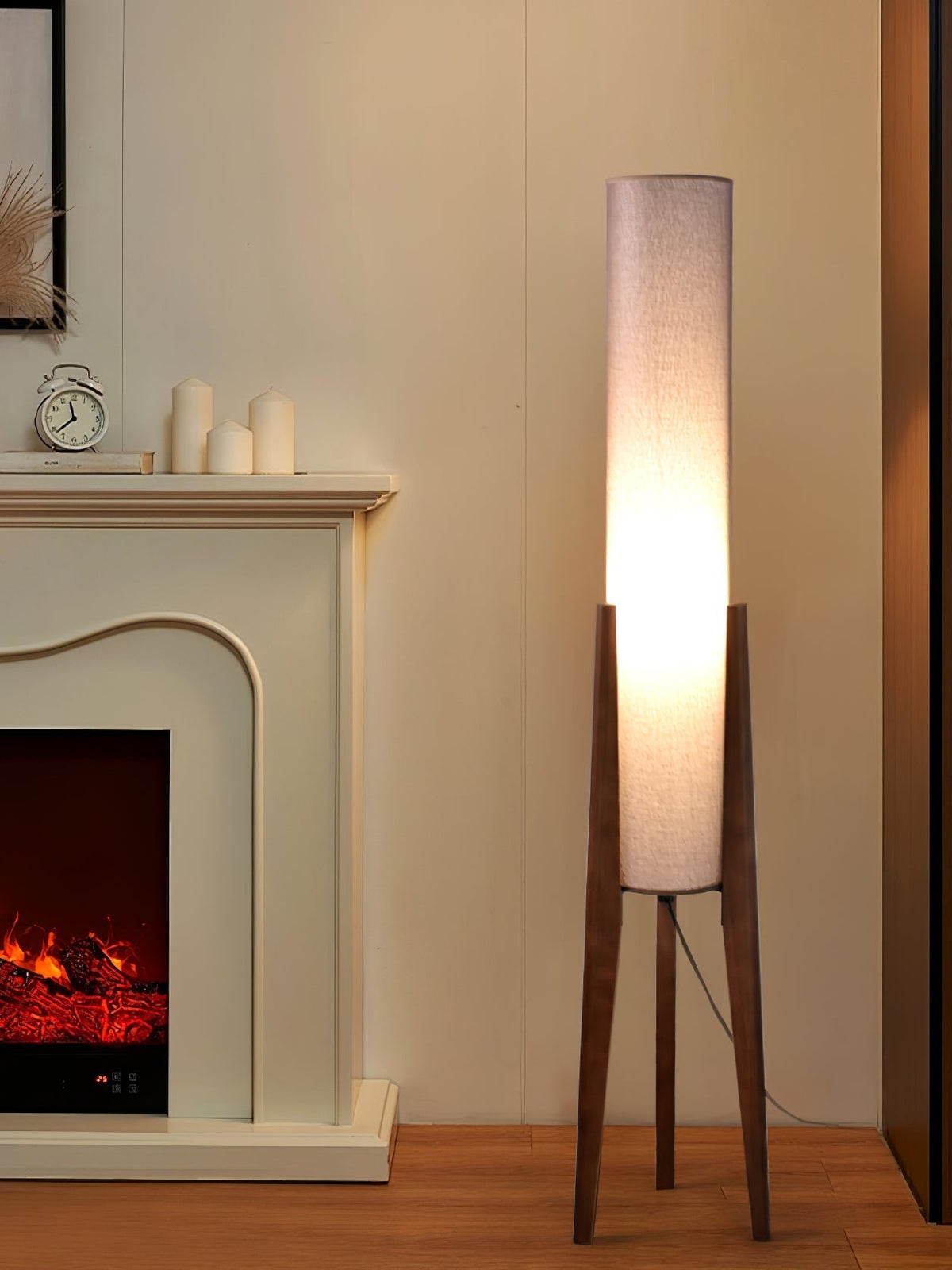 Triluxe Stehleuchte aus Holz und Stoff im modernen Stil