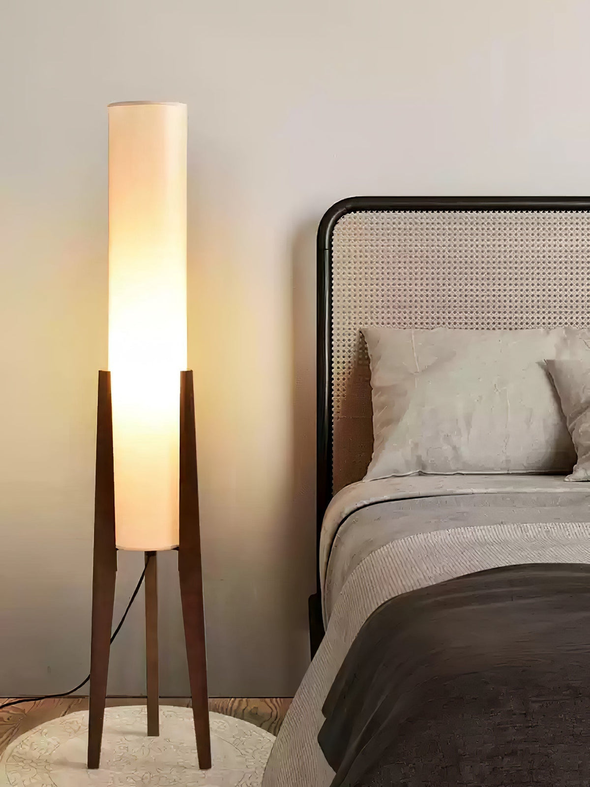 Triluxe Stehleuchte aus Holz und Stoff im modernen Stil