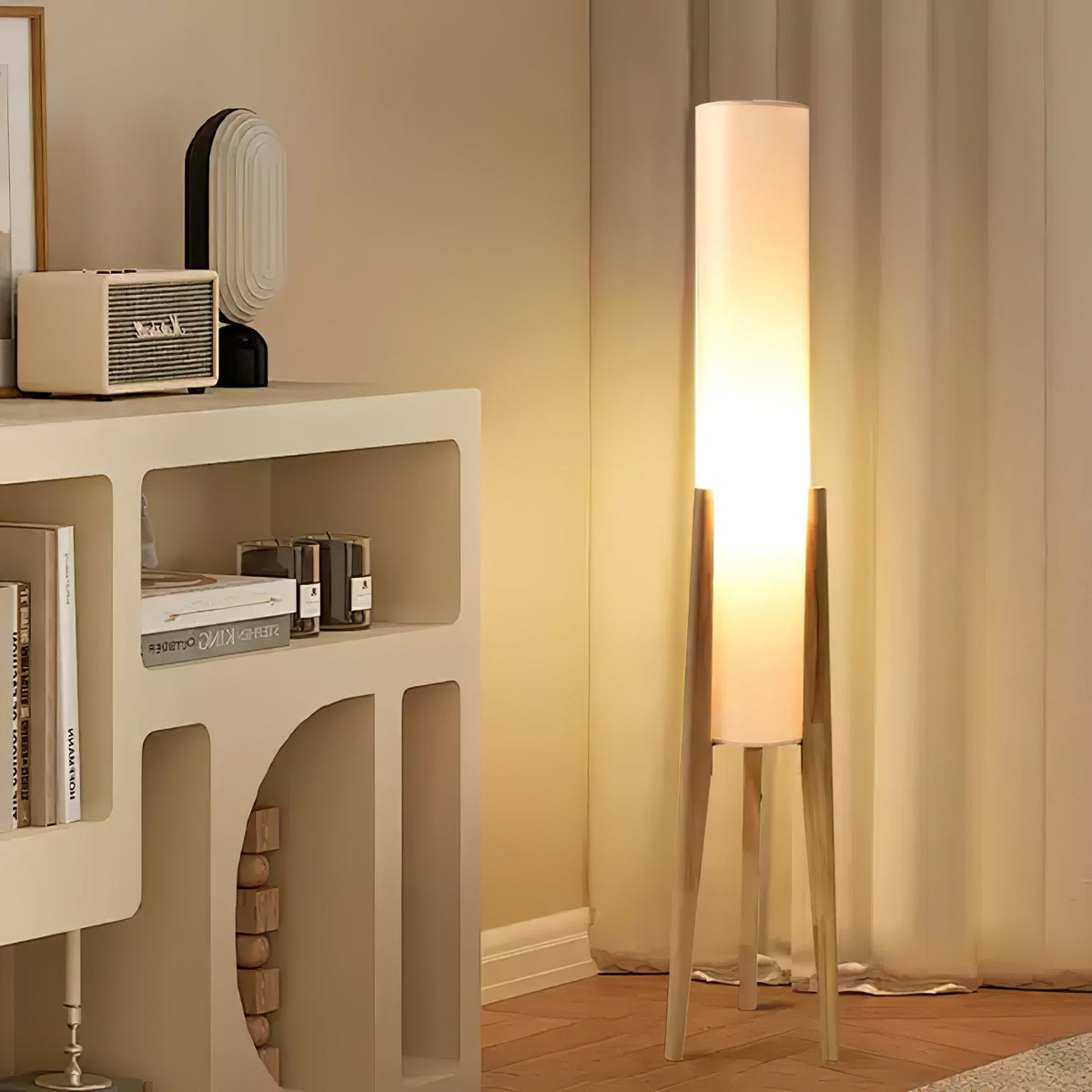 Triluxe Stehleuchte aus Holz und Stoff im modernen Stil